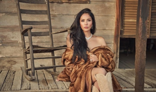 kaiyun-瓦妮莎分享闺蜜合影：甜瓜前妻拉拉笑称自己就是那位挚友