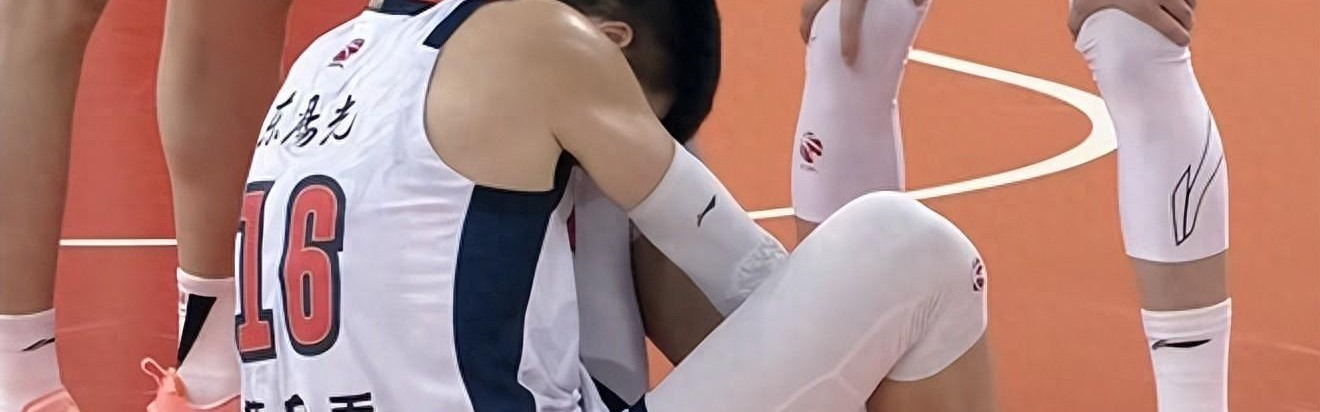 谁注意到，焦泊乔被队友绊倒，绊倒者扬长而去，其他队友纷纷看望