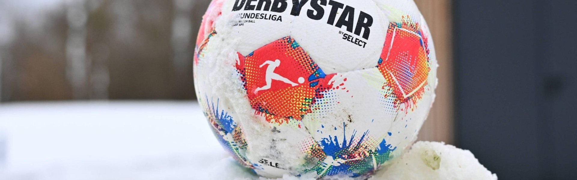 官方：因球场结冰和严重风雪，不莱梅vs霍芬海姆的比赛延期