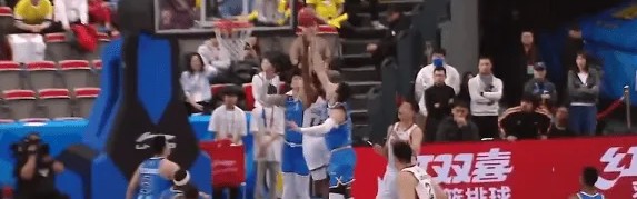 开云登录-奈特直杀篮筐欲上篮，周琦张开长臂将球无情扇飞