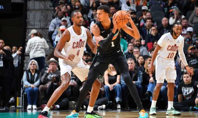 开云中国-文班26+14马刺遭骑士交锋7连杀 阿伦27+10福克斯复出13中4