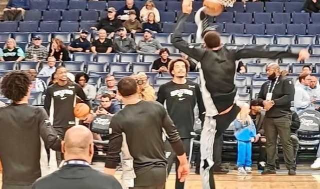 开云网页版-😮少林功夫好！文班左脚未离地&amp;右脚几乎已踢到篮网！太夸张了