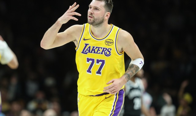 开云官网-湖人角色球员发挥，东契奇爆发创纪录，老詹也创造多项历史数据|投篮|NBA常规赛|詹姆斯|鹈鹕|勒布朗·詹姆斯_新浪体育_新浪新闻